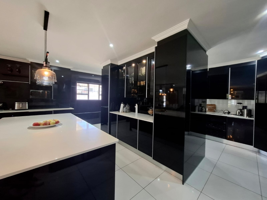 5 Bedroom Property for Sale in Gonubie Eastern Cape